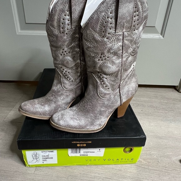 Very Volatile Wagon Wheel Western Boots, Champagne, size 6 NIB - Picture 2 of 7